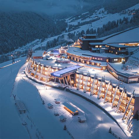 A Zebegényi Hubertus Hotel homlokzata