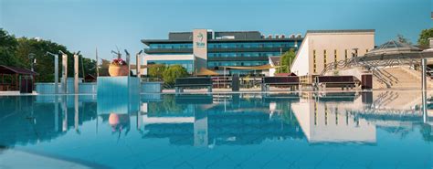 Phőnix Hotel Tiszaújváros bejárata