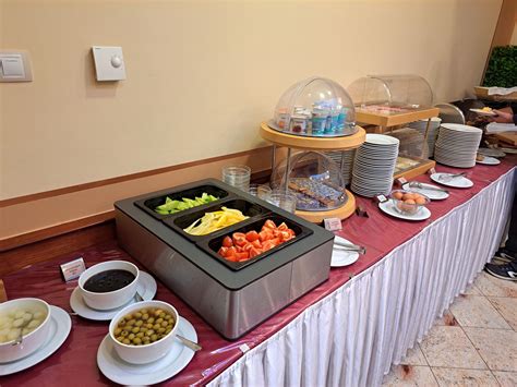 Svédasztalos kínálat a Phőnix Hotel éttermében