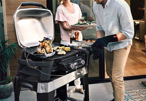 A Weber Pulse 2000 és az iGrill applikációt bemutató kép