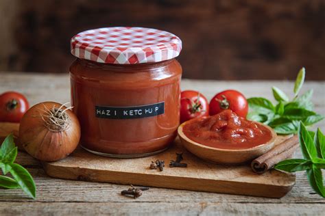 házi készítésű ketchup befőttesüvegben