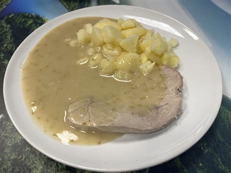 főtt hús darabok tálban