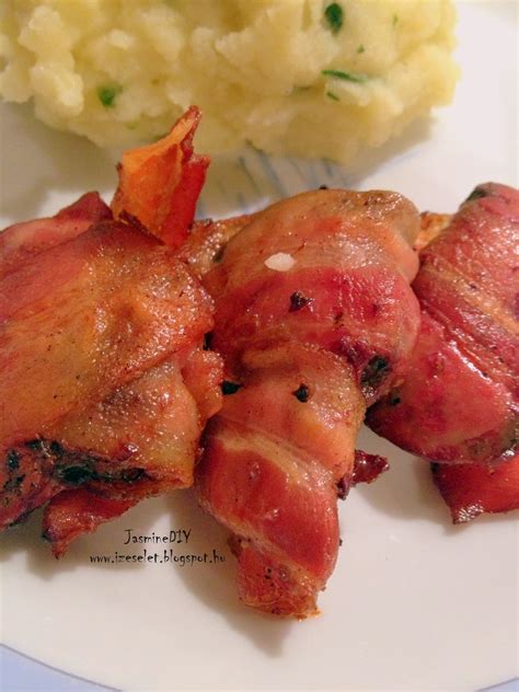 Sült burgonyatekercsek baconbe csavarva, kakukkfűvel