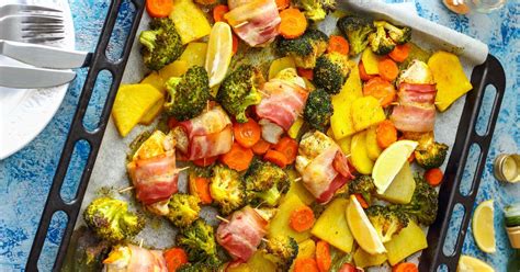Frissen sült újburgonya vegyes zöldségekkel és baconös fasírtokkal