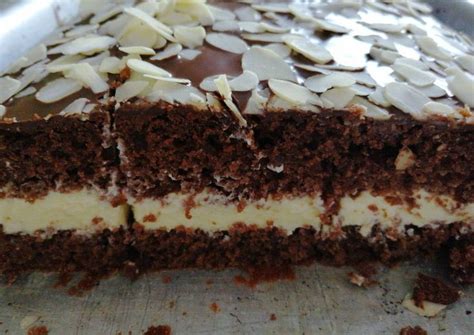 Francia csokoládétorta szelet vanília fagylalttal