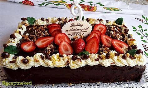 Kész párizsi krémmel díszített csokoládétorta