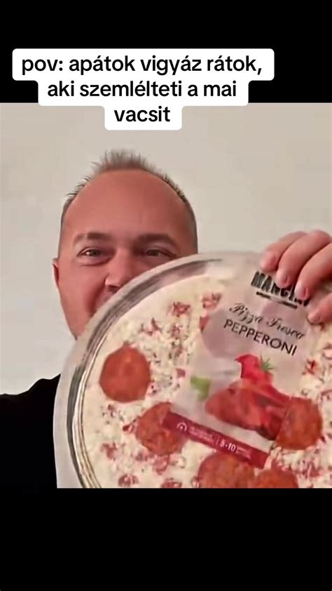 Mustáros-kolbászos pizza vágás közben