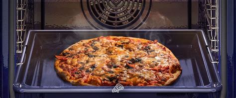 Sütőben sülő pizza