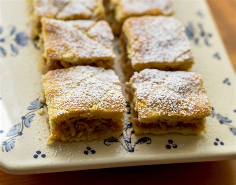 egy szelet almás pite porcukorral meghintve