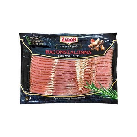 Szeletelt bacon egy fa vágódeszkán