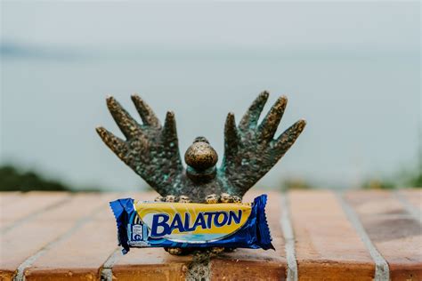 Gombóc Artúr szobra Tihanyban