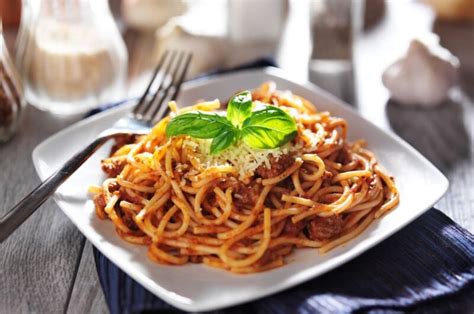 Különböző spagetti ételek illusztrációja