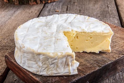 Camembert sajt friss gyümölcsökkel és mézzel
