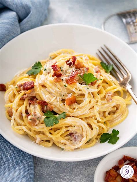 Tál carbonara spagetti reszelt sajttal