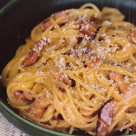 Főzővíz hozzáadása carbonara készítése közben