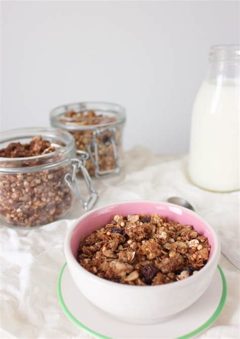 Ropogós kakaós granola joghurttal és gyümölcsökkel