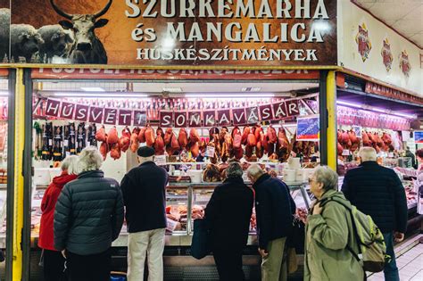 Emberek a Lehel Csarnokban