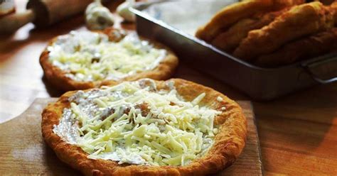 Sütőben sült töltött lángos