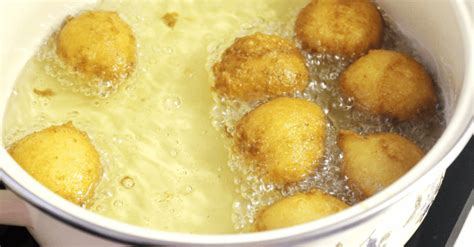 fánkok sütése forró olajban