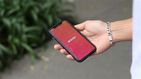 Kézben tartott okostelefon az e-food weboldalával, étlapot böngészve