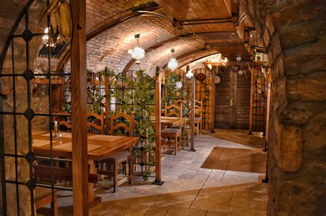 Jubileum Bár Árpád Hotel Csülök Csárda homlokzata Esztergom belvárosában