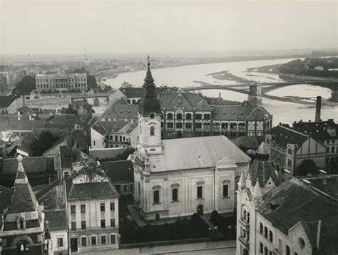 Szeged belvárosának látképe, a Tisza parttal és éttermekkel