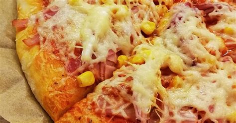 Pizzaszósszal megkent pizza alap