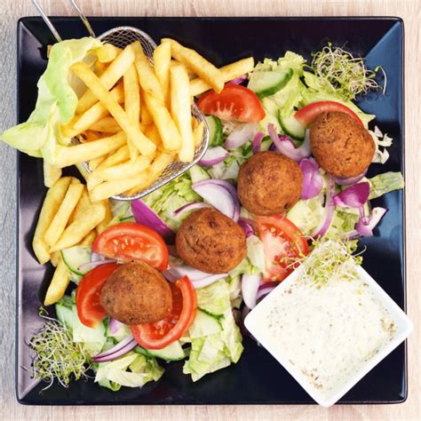 Falafel tál friss zöldségekkel és szószokkal