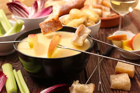 Különböző mártogatnivalók sajtfondühöz