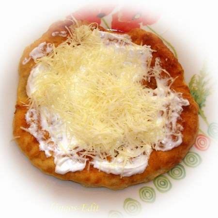Frissen sült lángos tejföllel és sajttal