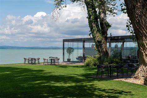Tópart Hotel étterem belső tere és kilátása