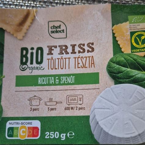friss spenót és ricotta tálban előkészítve