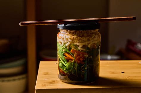 befőttesüvegben rétegezett fenyőrügy és kristálycukor