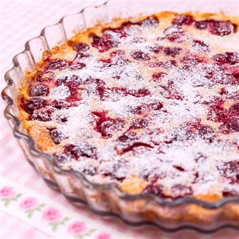 Pudingos cseresznyés torta keresztmetszete, látható rétegekkel