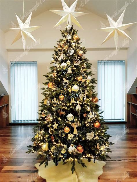 szaloncukorral díszített karácsonyfa, ahogy az a nappaliban látható