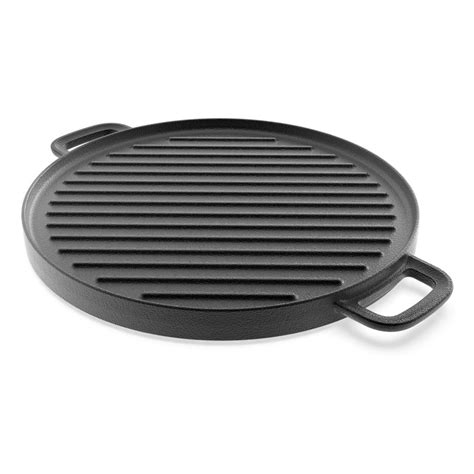 egy minőségi öntöttvas grill serpenyő közelképe, amelyen jól látható a jellegzetes bordázott sütőfelület