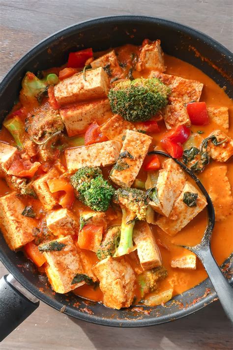 aranysárga mangós tofu curry friss zöldségekkel