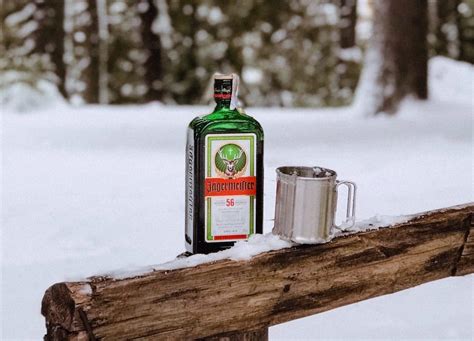 Jägermeister palack és gyógynövények