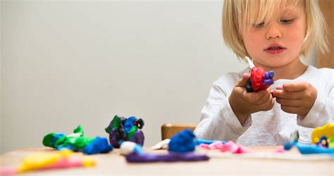 Gyermekek gyurmázás közben, különféle színes gyurmákkal