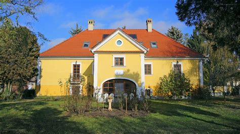 A Csigó Malom főépületének homlokzata, klasszicista stílusban
