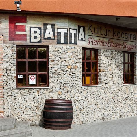 Az Ebatta Kultúrkocsma terasza és a játszósarok