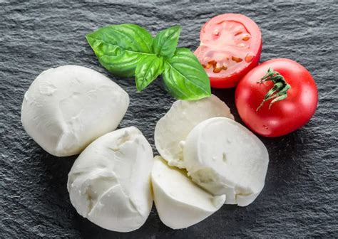 különböző formájú mozzarella sajtok