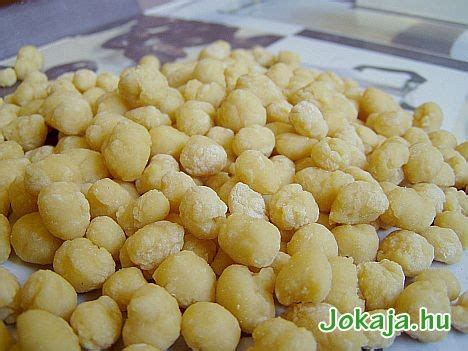 Házilag készített csipetke egy tálban