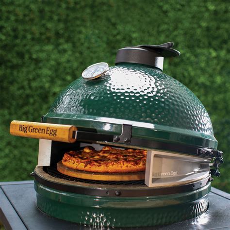 Pizza sütése Big Green Egg-ben