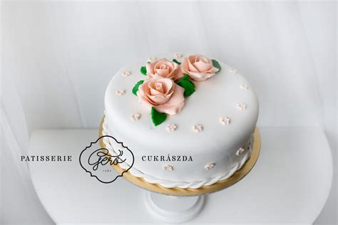 Marcipán rózsákkal díszített torta