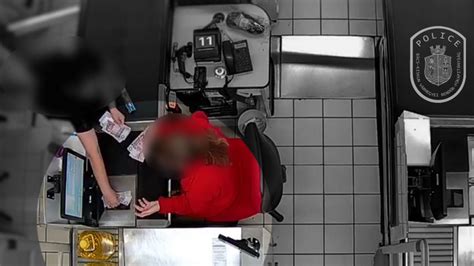 Különböző gabonapelyhek egy bolti polcon