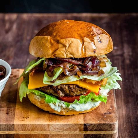 Gourmet burger tálalva