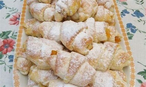 Frissen sült lekváros kifli habbal