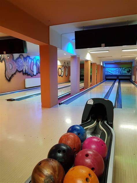 Belső kép a Cafe Vya bowling pályájáról, vidám emberekkel