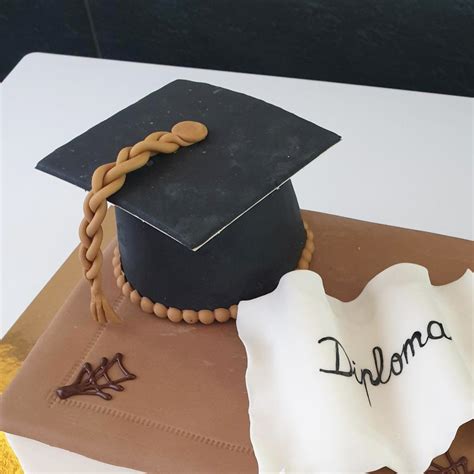 Díszített diplomaosztó kalap torta